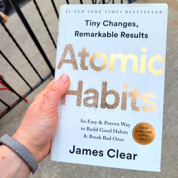 Atomic Habits by James Clear - Picture 1 of 4